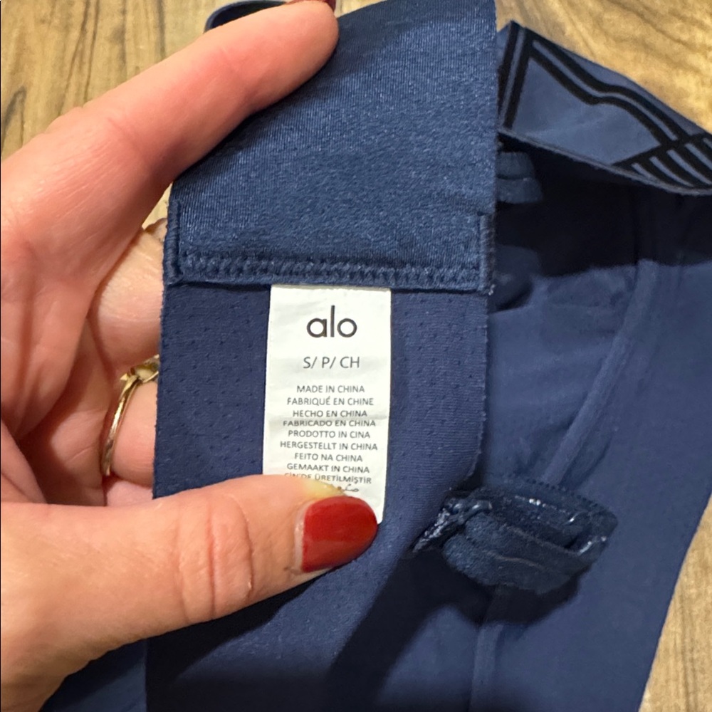 ALO Yoga Black Sports Bra - Picture 4 of 4